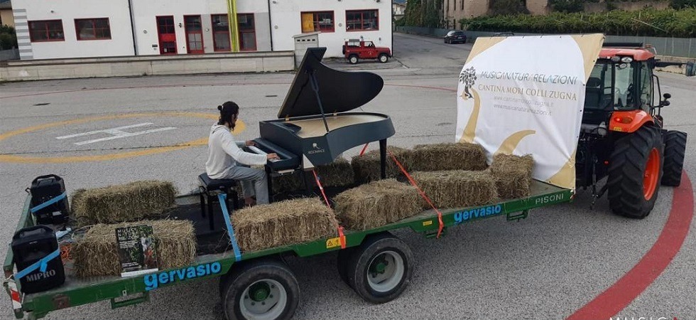 Il pianoforte sul trattore gira per Mori e Brentonico: Se il pubblico non va a teatro